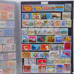 Vrac philatélique de timbres du monde neufs et oblitérés en un carton.