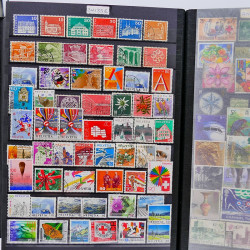 Vrac philatélique de timbres du monde neufs et oblitérés en un carton.