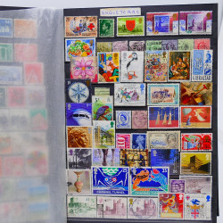 Vrac philatélique de timbres du monde neufs et oblitérés en un carton.