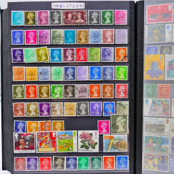 Vrac philatélique de timbres du monde neufs et oblitérés en un carton.