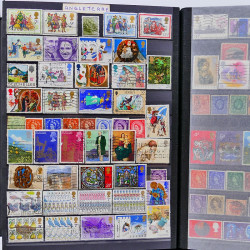 Vrac philatélique de timbres du monde neufs et oblitérés en un carton.