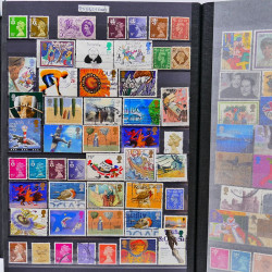 Vrac philatélique de timbres du monde neufs et oblitérés en un carton.