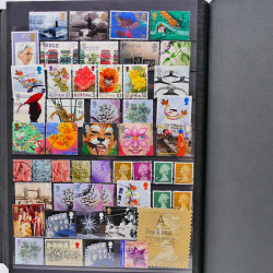 Vrac philatélique de timbres du monde neufs et oblitérés en un carton.