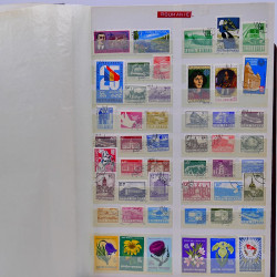 Vrac philatélique de timbres du monde neufs et oblitérés en un carton.