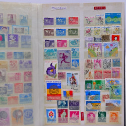 Vrac philatélique de timbres du monde neufs et oblitérés en un carton.