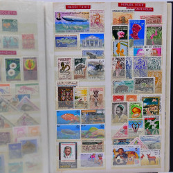 Vrac philatélique de timbres du monde neufs et oblitérés en un carton.