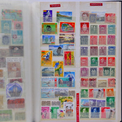 Vrac philatélique de timbres du monde neufs et oblitérés en un carton.