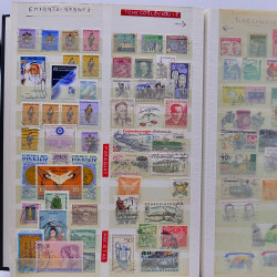 Vrac philatélique de timbres du monde neufs et oblitérés en un carton.