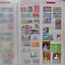 Vrac philatélique de timbres du monde neufs et oblitérés en un carton.