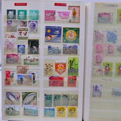 Vrac philatélique de timbres du monde neufs et oblitérés en un carton.