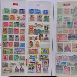 Vrac philatélique de timbres du monde neufs et oblitérés en un carton.