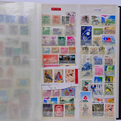 Vrac philatélique de timbres du monde neufs et oblitérés en un carton.