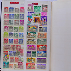 Vrac philatélique de timbres du monde neufs et oblitérés en un carton.