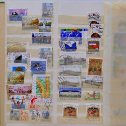 Vrac philatélique de timbres du monde neufs et oblitérés en un carton.