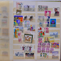 Vrac philatélique de timbres du monde neufs et oblitérés en un carton.