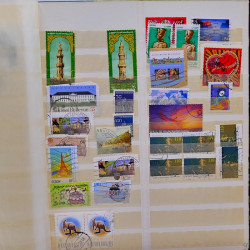 Vrac philatélique de timbres du monde neufs et oblitérés en un carton.