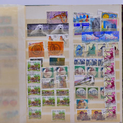 Vrac philatélique de timbres du monde neufs et oblitérés en un carton.