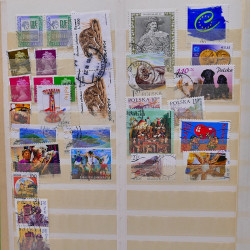 Vrac philatélique de timbres du monde neufs et oblitérés en un carton.