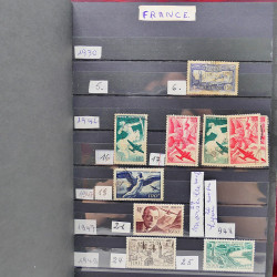 Vrac philatélique de timbres du monde neufs et oblitérés en un carton.