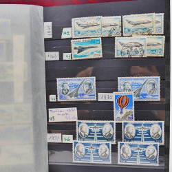 Vrac philatélique de timbres du monde neufs et oblitérés en un carton.
