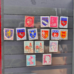 Vrac philatélique de timbres du monde neufs et oblitérés en un carton.