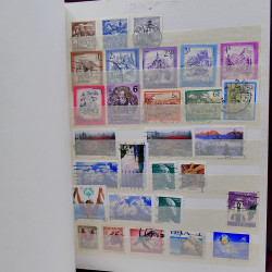 Vrac philatélique de timbres du monde neufs et oblitérés en un carton.