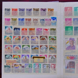 Vrac philatélique de timbres du monde neufs et oblitérés en un carton.