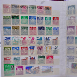 Vrac philatélique de timbres du monde neufs et oblitérés en un carton.