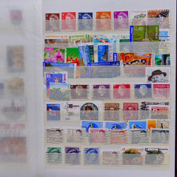 Vrac philatélique de timbres du monde neufs et oblitérés en un carton.
