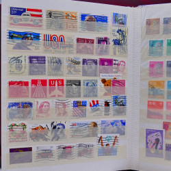 Vrac philatélique de timbres du monde neufs et oblitérés en un carton.