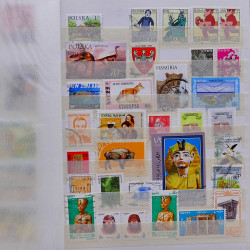 Vrac philatélique de timbres du monde neufs et oblitérés en un carton.