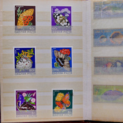 Vrac philatélique de timbres du monde neufs et oblitérés en un carton.