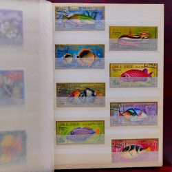 Vrac philatélique de timbres du monde neufs et oblitérés en un carton.