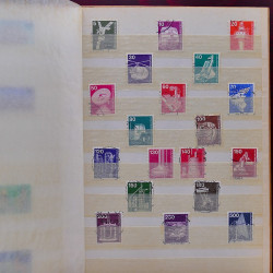 Vrac philatélique de timbres du monde neufs et oblitérés en un carton.