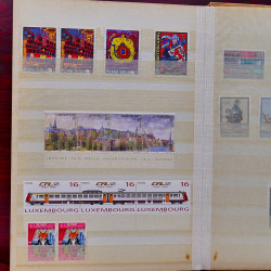 Vrac philatélique de timbres du monde neufs et oblitérés en un carton.
