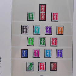 Vrac philatélique de timbres du monde neufs et oblitérés en un carton.