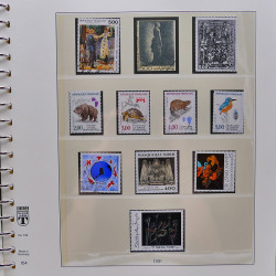 Vrac philatélique de timbres du monde neufs et oblitérés en un carton.