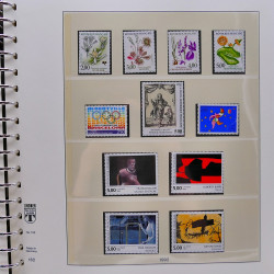 Vrac philatélique de timbres du monde neufs et oblitérés en un carton.