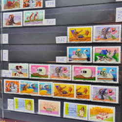 Vrac philatélique de timbres de France et tous pays en un carton.