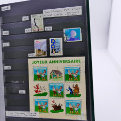 Vrac philatélique de timbres de France et tous pays en un carton.