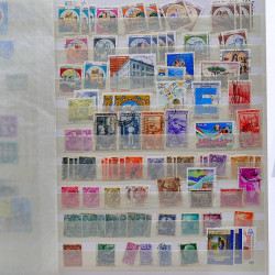 Vrac philatélique de timbres de France et tous pays en un carton.