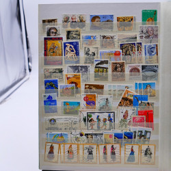 Vrac philatélique de timbres de France et tous pays en un carton.