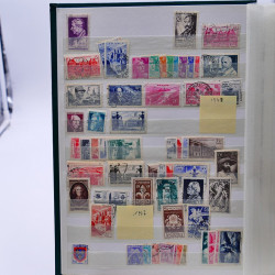 Vrac philatélique de timbres de France et tous pays en un carton.