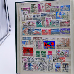 Vrac philatélique de timbres de France et tous pays en un carton.