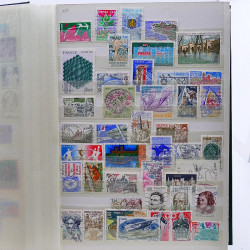 Vrac philatélique de timbres de France et tous pays en un carton.
