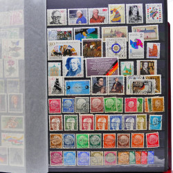 Vrac philatélique de timbres de France et tous pays en un carton.