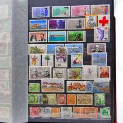 Vrac philatélique de timbres de France et tous pays en un carton.