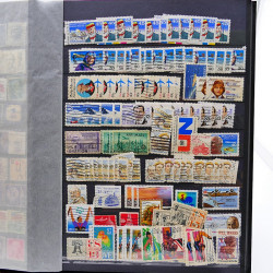 Vrac philatélique de timbres de France et tous pays en un carton.