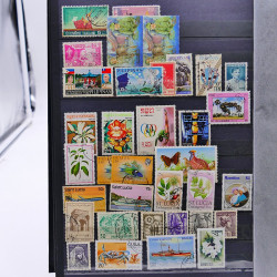 Vrac philatélique de timbres de France et tous pays en un carton.
