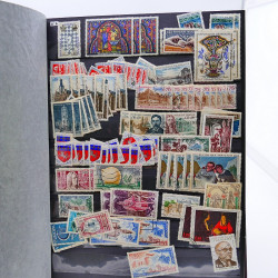 Vrac philatélique de timbres de France et tous pays en un carton.